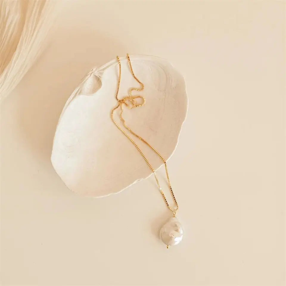 Oval Pearl Pendant Necklace