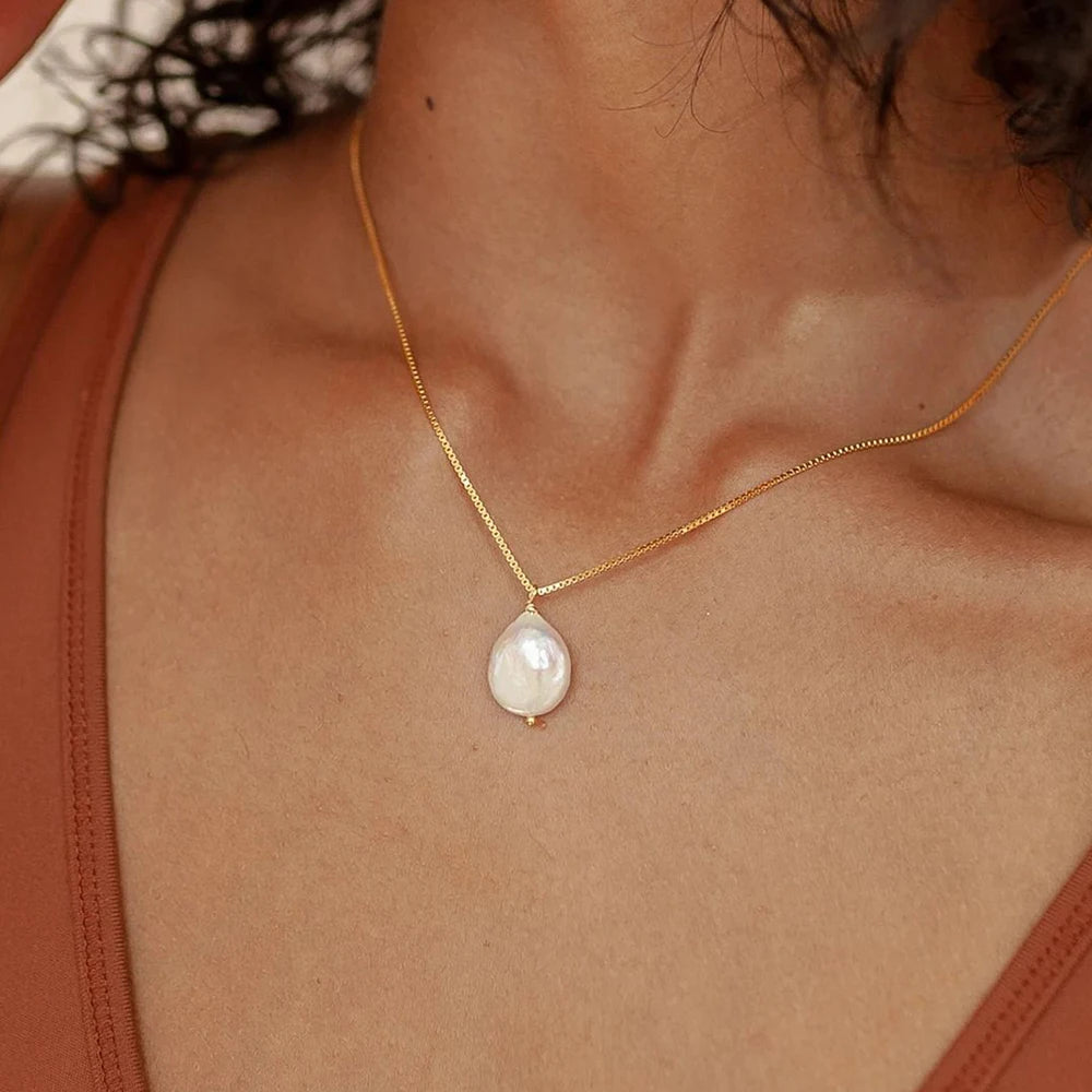 Oval Pearl Pendant Necklace